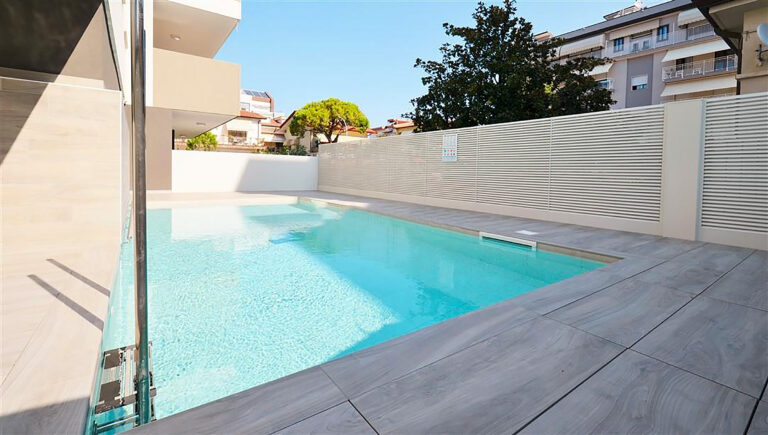 Piazza Mazzini · Piscina